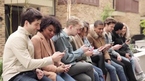 Grupo multirracial de amigos con smartphones en la ciudad — Vídeos de Stock