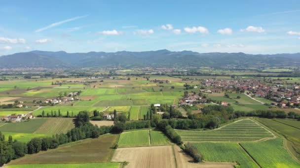 Aerial view of green hills and countryside in Italy — Stock Video