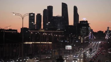 Moskova şehri alacakaranlıkta ufuk çizgisi ve trafik