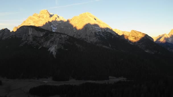Dolomity a alpské jezero při východu slunce — Stock video