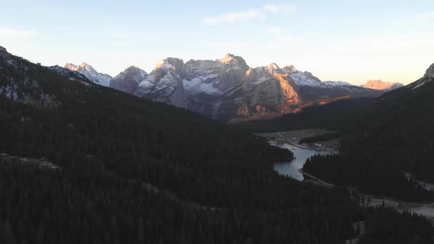 Dolomiter berg och alpin sjö vid soluppgången — Stockvideo