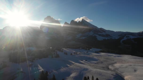 Gün doğumunda karlı dağların hava görüntüsü - Arkaplan ışığı panoramik video — Stok video