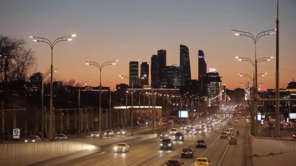 Ciudad de Moscú skyline y el tráfico en el crepúsculo — Vídeo de stock