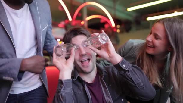 Fröhliche Freunde, die sich an der Bar mit leeren Gläsern vergnügen, Zeitlupe — Stockvideo