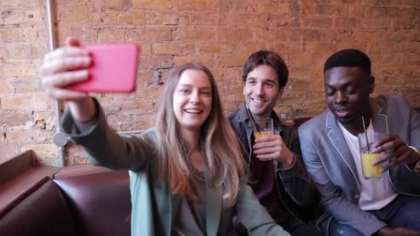 Ευτυχισμένοι φίλοι διασκεδάζουν στο μπαρ και βγάζουν selfie — Αρχείο Βίντεο