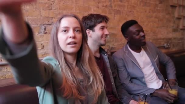 Amigos felices divirtiéndose en el bar y tomando una selfie — Vídeos de Stock