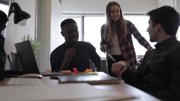 Счастливые сотрудники, работающие вместе в офисе стартапа, замедленная съемка — стоковое видео