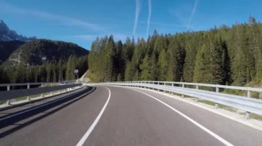Arka planda güzel dağlar olan İtalyan Alpleri 'nde araba sürmek