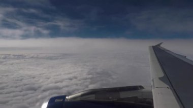 Bulutlarda uçan uçak, kanat penceresi manzaralı.