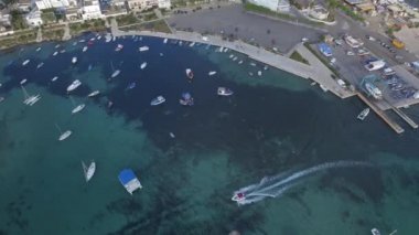 Güney İtalya 'da zümrüt suyla güzel bir turizm limanı manzarası