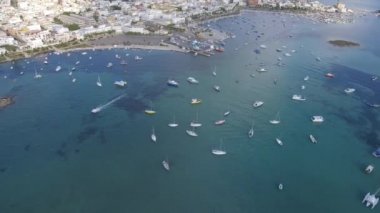 Güney İtalya 'da zümrüt suyla güzel bir turizm limanı manzarası