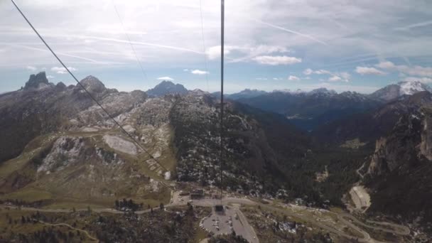 Uitzicht vanaf kabelbaan op het Dolomieten gebergte in Italië — Stockvideo