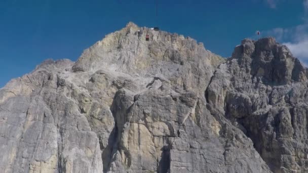Utsikt från linbanan rida på Dolomiterna berg i Italien — Stockvideo