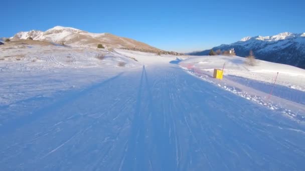 Homem esquiando na neve nas montanhas, vista em primeira pessoa — Vídeo de Stock