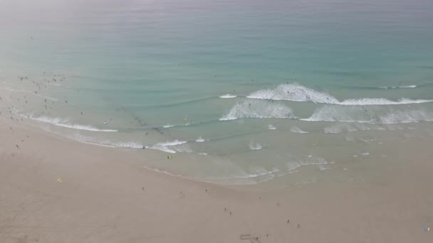海浪和海滩与人们一起冲浪，夏季 — 图库视频影像