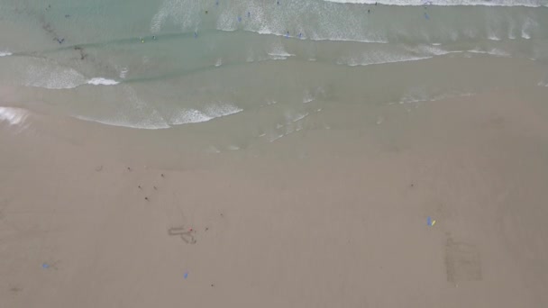 Olas y playa junto al mar con gente surfeando, temporada de verano — Vídeo de stock