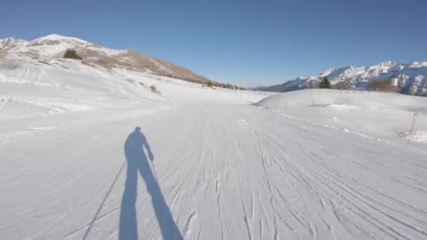 Hombre esquiando en la nieve en las montañas, vista en primera persona — Vídeos de Stock