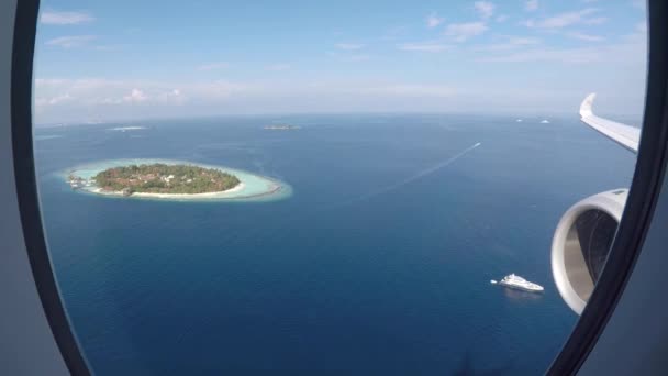 Avião voando sobre atóis antes de pousar em Maldivas — Vídeo de Stock