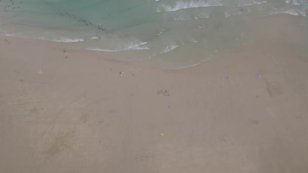 Волны и пляж на берегу моря с людьми серфинга, летний сезон — стоковое видео