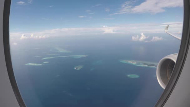 Vliegtuig dat over atollen vliegt voor de landing op de Malediven — Stockvideo