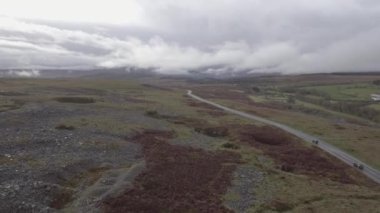 Bulutlu bir günde Galler 'deki kırsal yol manzarası