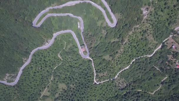 Vista aérea de un sinuoso camino de montaña en Italia — Vídeos de Stock