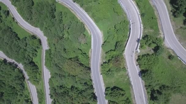 Widok z lotu ptaka na krętą górską drogę we Włoszech — Wideo stockowe