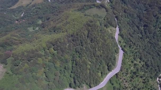 Vista aérea de un sinuoso camino de montaña en Italia — Vídeos de Stock