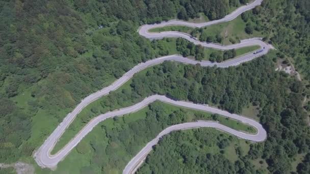 意大利一条蜿蜒的山路的空中景观 — 图库视频影像
