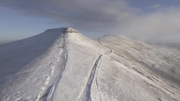 Colinas nevadas vista panorámica invierno aéreo — Vídeos de Stock