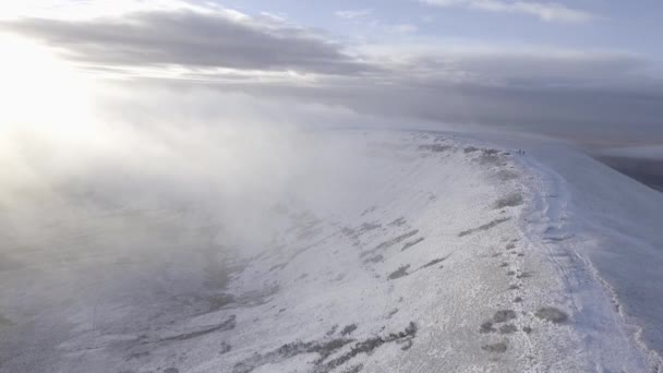 Snowy heuvels antenne winter panoramisch uitzicht — Stockvideo