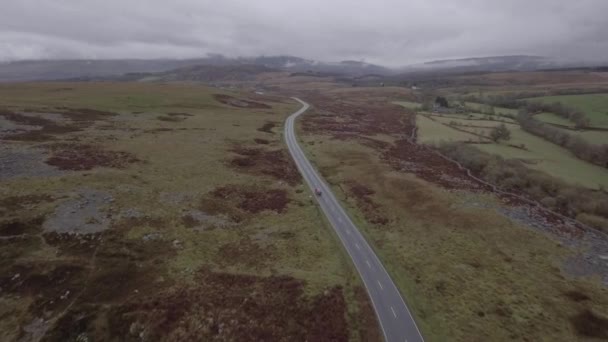 Vista aérea de la carretera rural de Gales en un día nublado — Vídeos de Stock