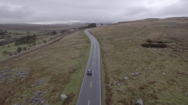 Luchtfoto van de plattelandsweg in Wales op een bewolkte dag — Stockvideo