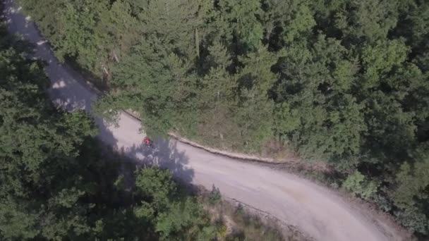 Homem de bicicleta com bicicleta de montanha na estrada rural — Vídeo de Stock