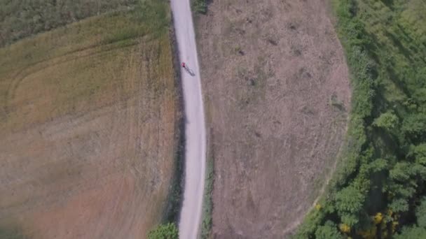 Homme vélo avec VTT sur route de campagne 