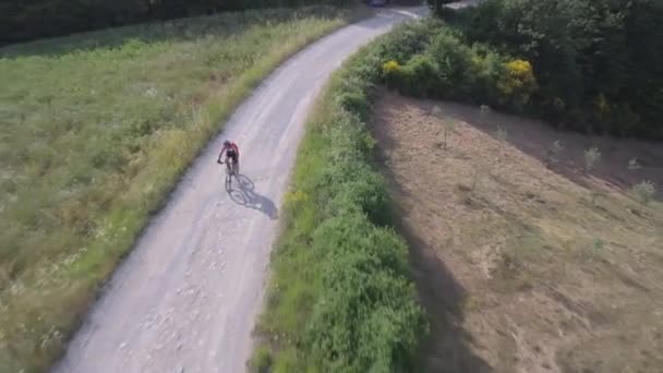 Bicicleta de hombre con bicicleta de montaña en carretera rural — Vídeos de Stock