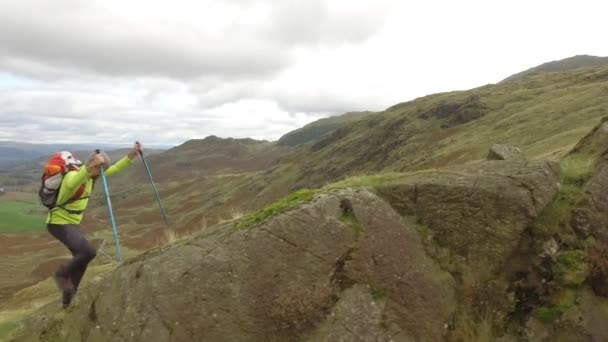 Wandelaar luchtfoto wandelen in de heuvels — Stockvideo