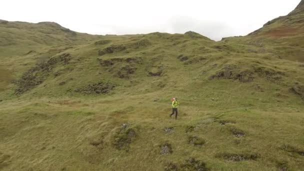 Wandelaar luchtfoto wandelen in de heuvels — Stockvideo