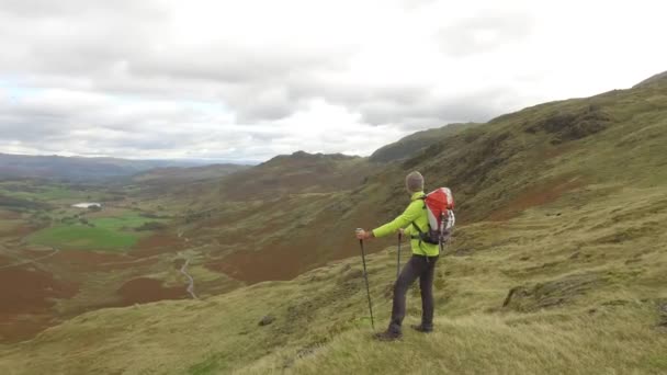 Wandelaar luchtfoto wandelen in de heuvels — Stockvideo