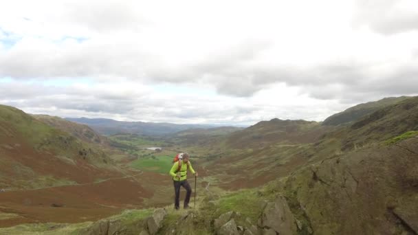 Hiker antenn utsikt vandring i bergen — Stockvideo