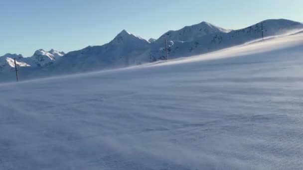 Montanha ventosa no topo com neve no inverno — Vídeo de Stock
