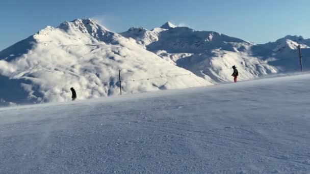 Sommet des montagnes venteuses avec neige en hiver — Video