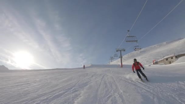 Homem esquiando na encosta nevada na estância de esqui nas montanhas — Vídeo de Stock