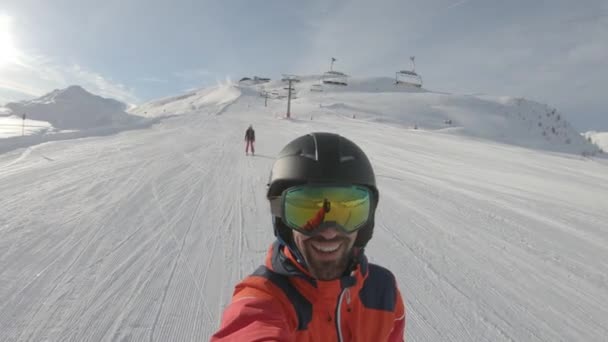 Pareja feliz divirtiéndose con el esquí en la nieve en las montañas — Vídeos de Stock