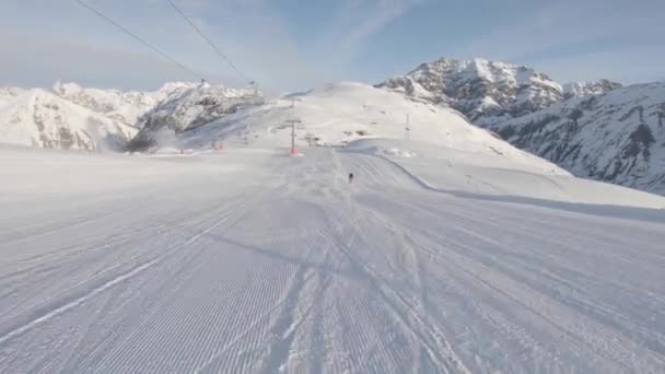 Skiën op besneeuwde piste bij skigebied in de bergen — Stockvideo