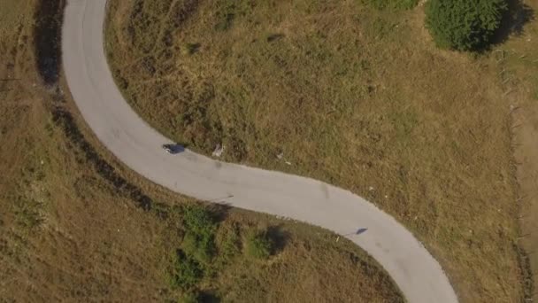 Vue aérienne d'un homme conduisant une moto sur une route de montagne 