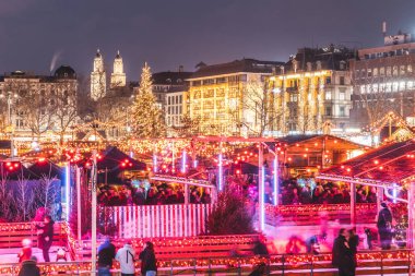 Geceleyin Zürih 'te Noel pazarları