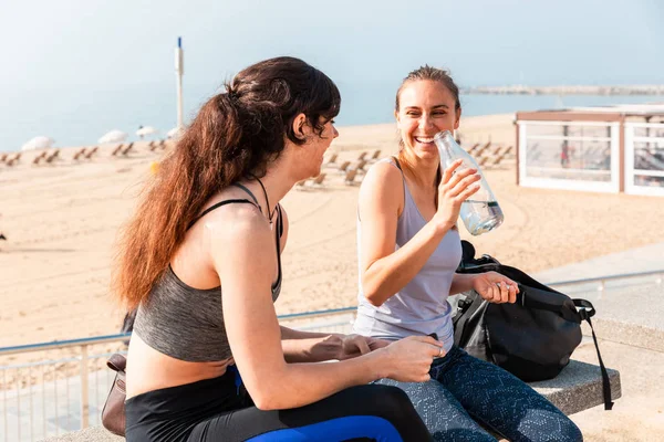 Donne felici che parlano dopo l'allenamento a Barcellona — Foto Stock