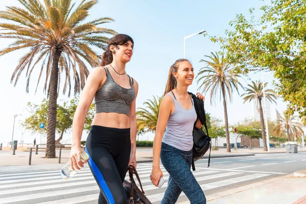 Mujeres felices cruzando la calle después del entrenamiento en Barcelona — Foto de Stock