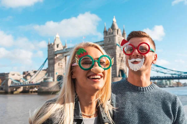 Pareja feliz con gafas de Navidad en Londres —  Fotos de Stock